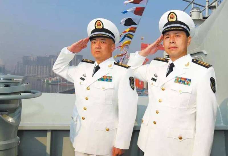 辽宁舰首任舰长张峥和政委梅文也早获擢升,张峥目前担任国产航母编队