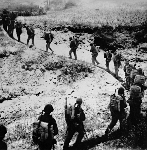 一切行动听指挥,这幅照片记录的是1947年11月9日解放石家庄战役中,我
