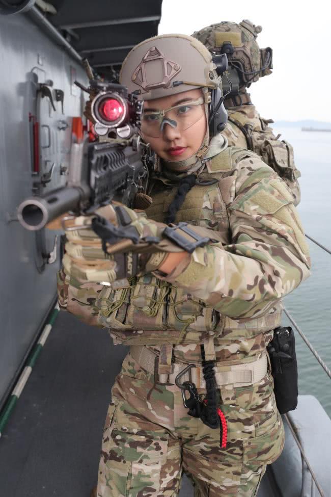 韩国军队邀请健身美女拍摄宣传照 变身特种部队登船检查