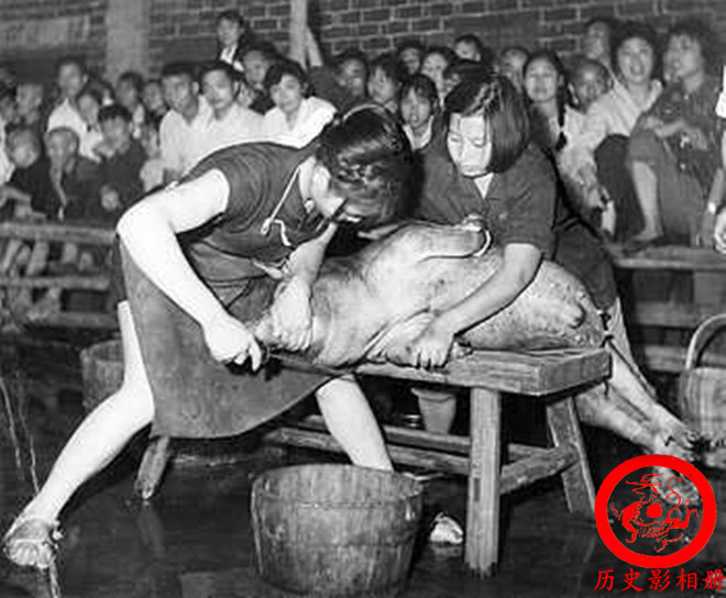 一组50年代中国社会老照片:图四在批斗地主,图八是杀猪女神(4)