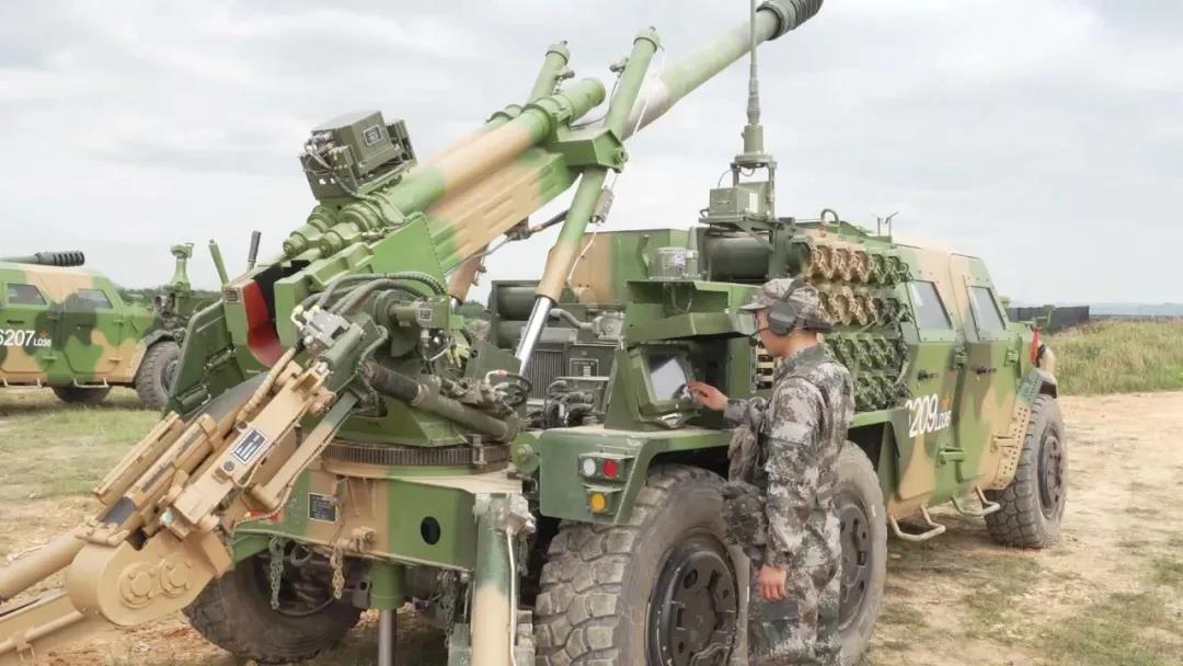 图片说明:新型车载榴弹炮来源:央视军事报道新型车载榴弹炮采用第三代