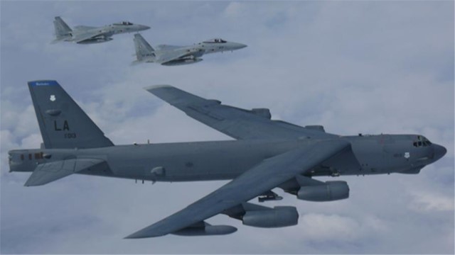 不满俄军,b52轰炸机70米低空急转弯,60秒后狠狠砸向地面