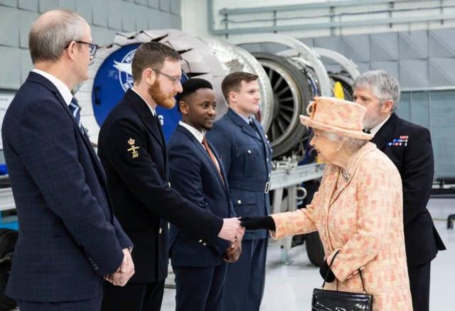 英国女王视察皇家空军 乘坐劳斯莱斯观看F-35B垂直着陆
