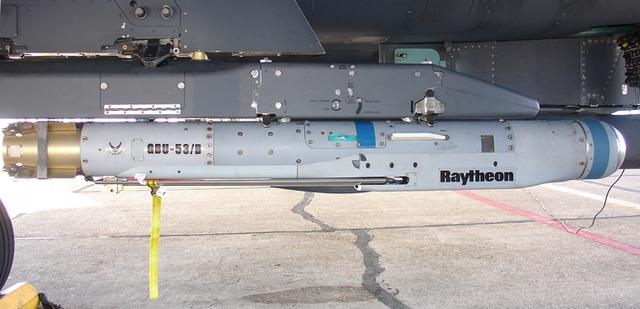 美空军新杀手锏投入使用，一架F-15能挂28枚，打的远又准