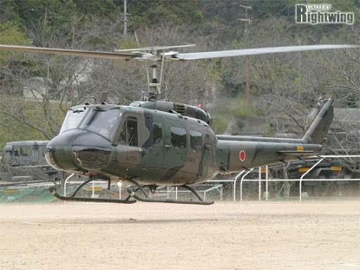 日本陆自直升机悬停训练时“翻车”，从10米高空坠地