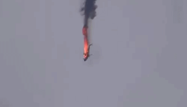 叙利亚一架直升机被击落 中弹起火坠毁瞬间曝光