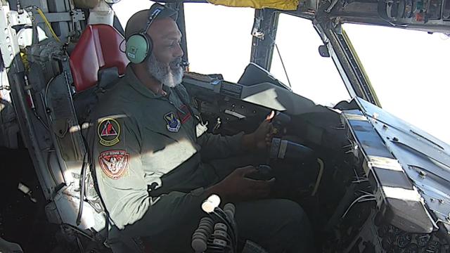 NBA明星卡尔马龙访问美国空军基地，受邀驾驶B-52轰炸机