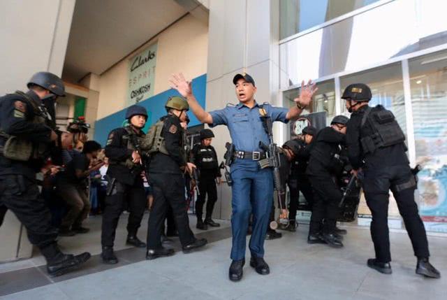 菲律宾一保安在商场枪击1人后劫持30名人质 重装特警已到位