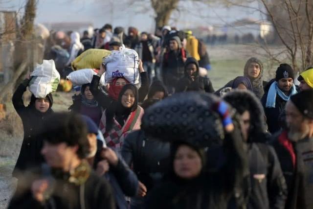 上万难民聚集土耳其边境即将涌入欧洲，土军士兵钳开铁丝网协助