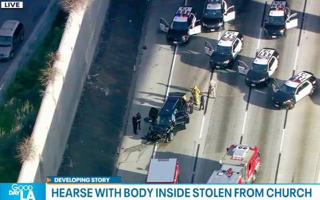 美国窃贼偷灵车带着尸体狂飙逃逸，在高速路撞车后终遭逮捕