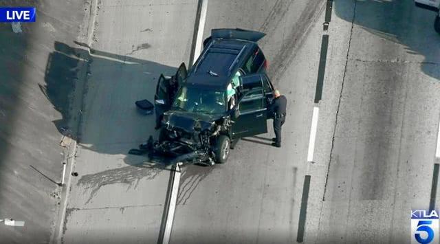 美国窃贼偷灵车带着尸体狂飙逃逸，在高速路撞车后终遭逮捕