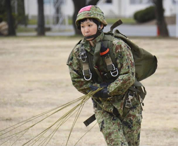 废除限制3年后日本首位女性空降兵诞生，将进入精锐部队
