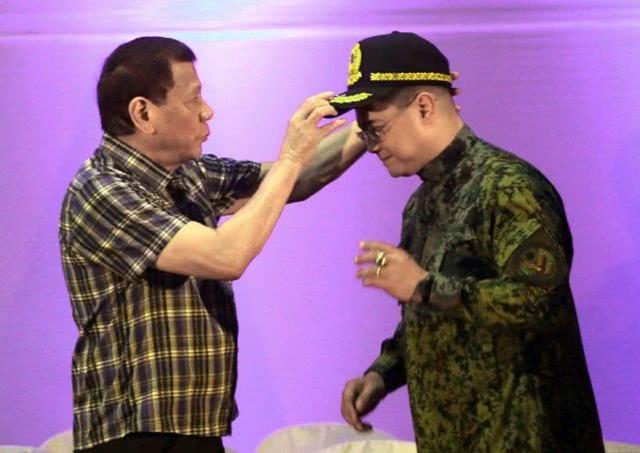 菲律宾国警总监上任不足两月，乘直升机坠毁已被紧急送医