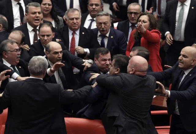 打起来了！因对与叙利亚开战意见不合，土耳其议会上演“全武行”