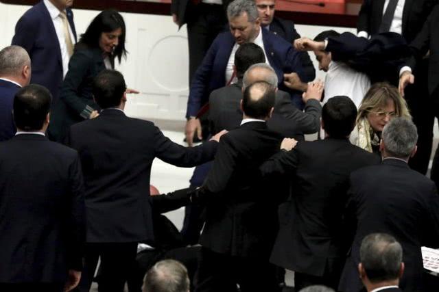 打起来了！因对与叙利亚开战意见不合，土耳其议会上演“全武行”
