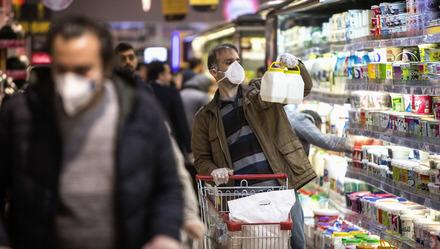 伊朗近6000人感染新冠肺炎 外长扎里夫：美国制裁加剧国内危机