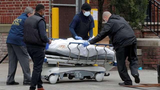 纽约众多医院内停满运尸手推车，政府部署85辆冷藏车充当停尸房