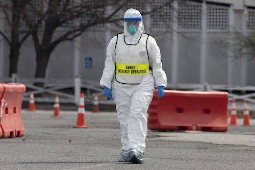 美國新冠肺炎確診超164萬 王毅現場糾正CNN記者提問角度