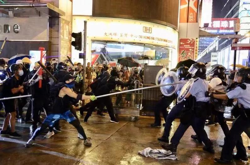 可笑！香港“记者”被法国警察炸伤还赞“好温柔” 梁振英怒批