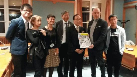 可笑！香港“记者”被法国警察炸伤还赞“好温柔” 梁振英怒批