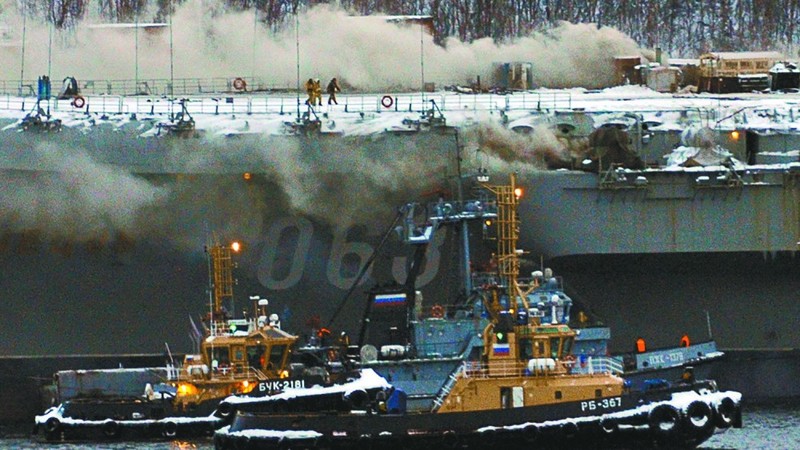 俄唯一航母火灾现场曝光 命途多舛去年还被砸出大洞