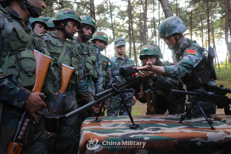 中印反恐训练现场：解放军手把手交印军用中国枪械