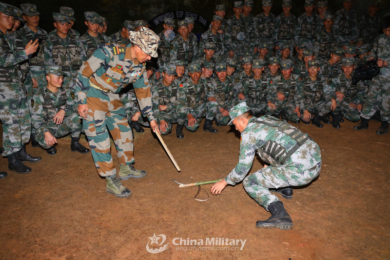 中印反恐训练现场：解放军手把手交印军用中国枪械