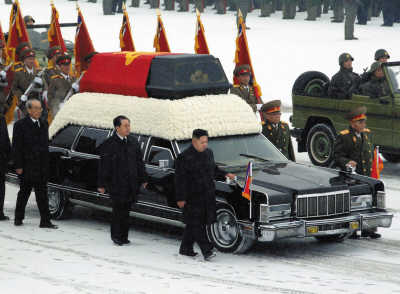 金正日逝世8周年：金正恩参谒太阳宫 朝鲜政治局成员陪同