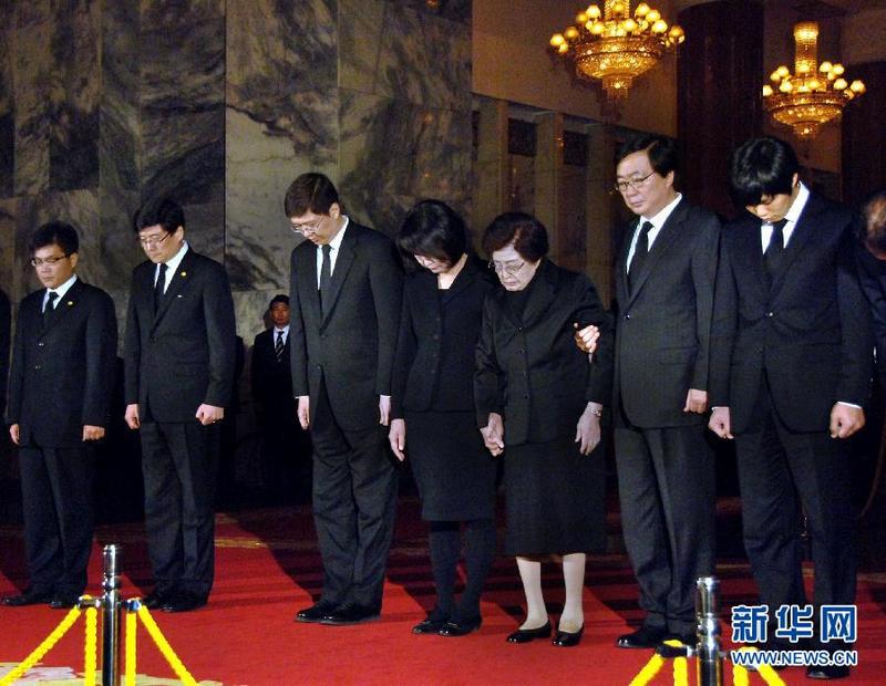 金正日逝世8周年：金正恩参谒太阳宫 朝鲜政治局成员陪同
