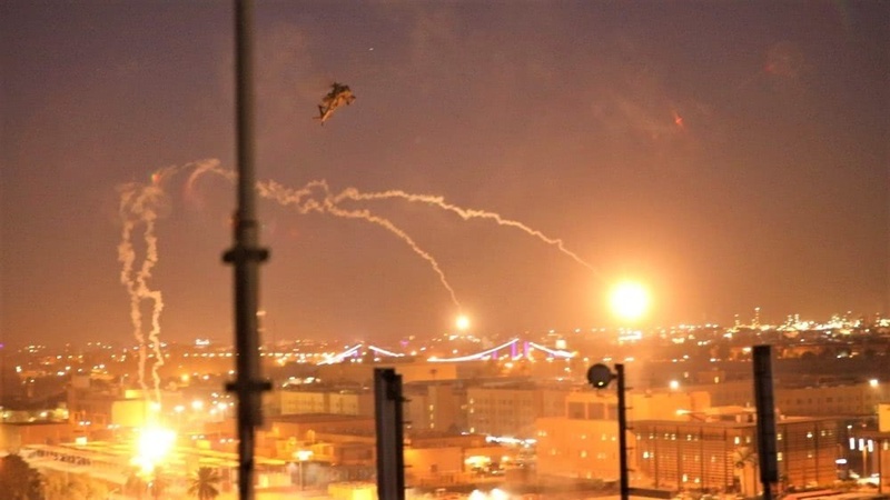 美军派直升机震慑示威者 在驻伊拉克大使馆上空投弹