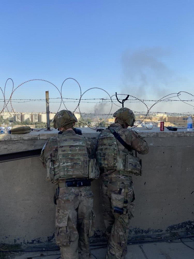 美军派直升机震慑示威者 在驻伊拉克大使馆上空投弹