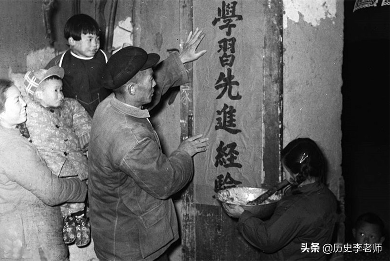 50年代春节老照片：当时物质匮乏但年味十足，这才是真正的过年