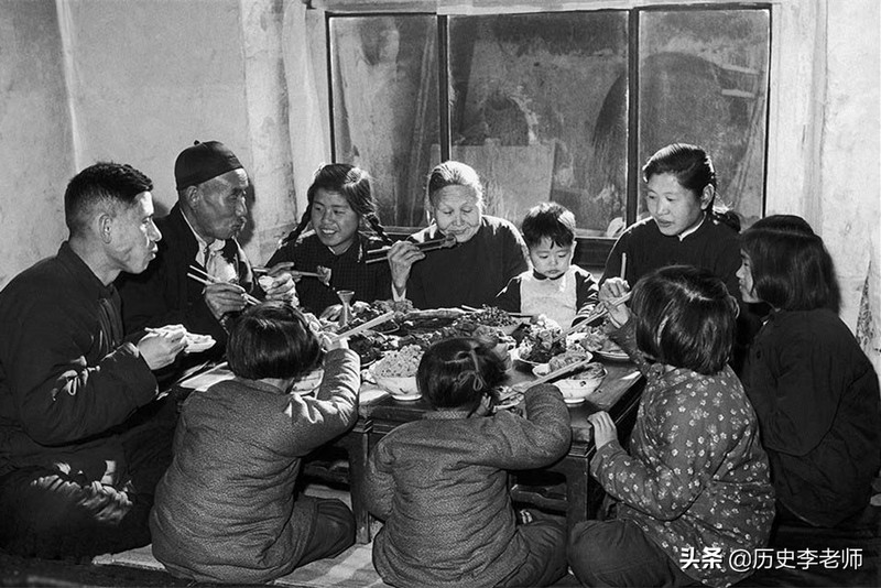 50年代春节老照片：当时物质匮乏但年味十足，这才是真正的过年