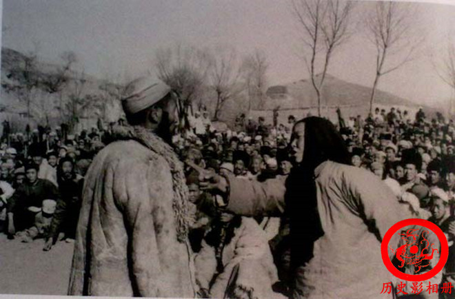 一组50年代中国社会老照片：图四在批斗地主，图八是杀猪女神