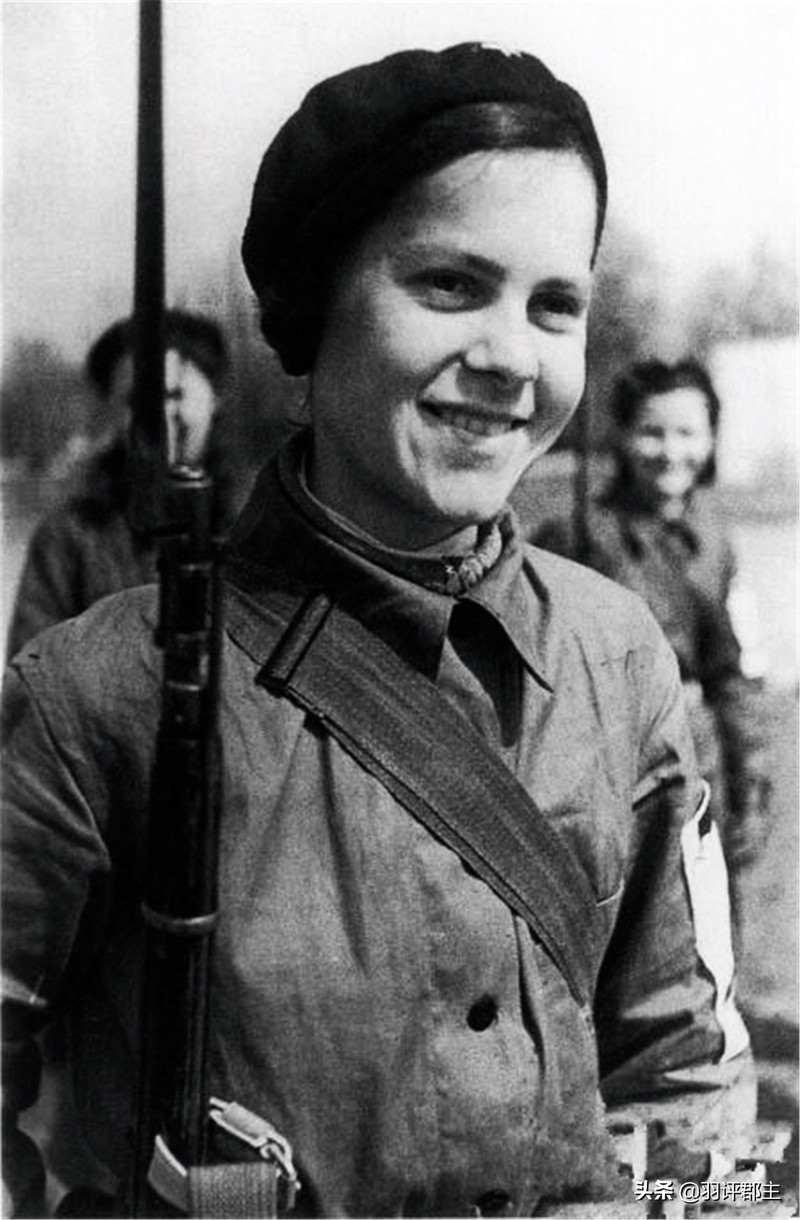 老照片：镜头下的二战苏联女兵和美国女兵对比