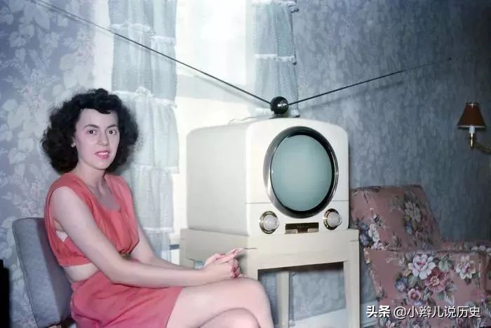 50年代外国彩色照片,图3玛丽莲梦露把装土豆的麻袋,当作短裙穿(4)
