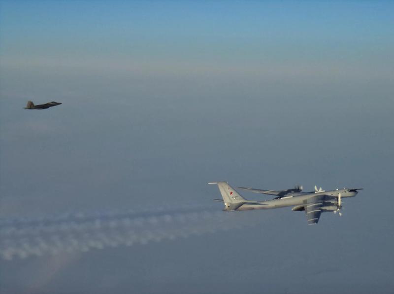 俄军反潜机频繁出动 西边遇上F-35后东边又碰到F-22