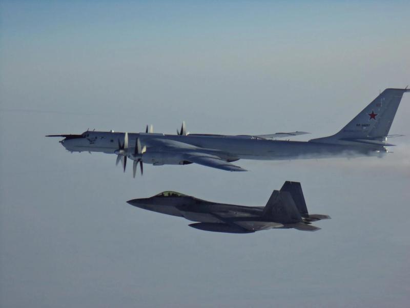 俄军反潜机频繁出动 西边遇上F-35后东边又碰到F-22