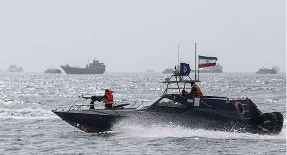 伊朗外海再掀波澜，快艇狼群遭美军空中炮艇猎杀击沉！