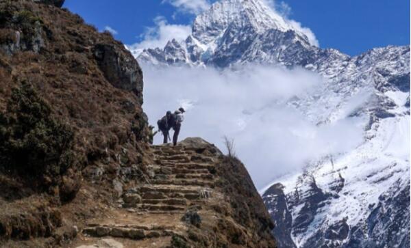 尼泊尔防疫全国封锁，数百登山者被困喜马拉雅山
