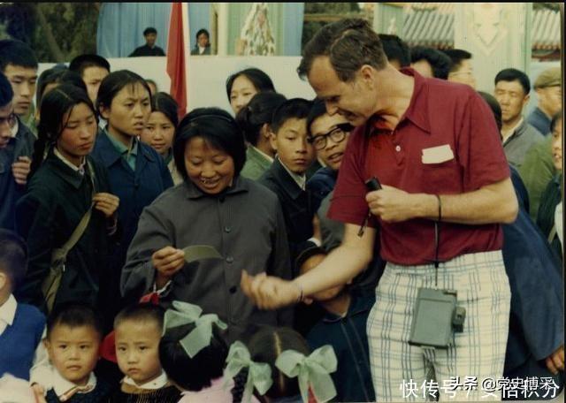美国前总统老布什 在毛主席面前羞涩的像个“孩子”