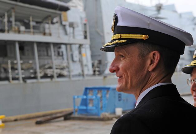 美国海军代理部长辞职 又一次向被他开除的舰长道歉