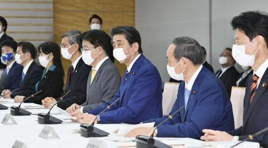日本首相安倍考虑给每人发10万日元现金，约合人民币6577元