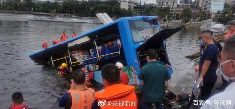 贵州安顺公交车坠湖事故已救出18人 有高考学生