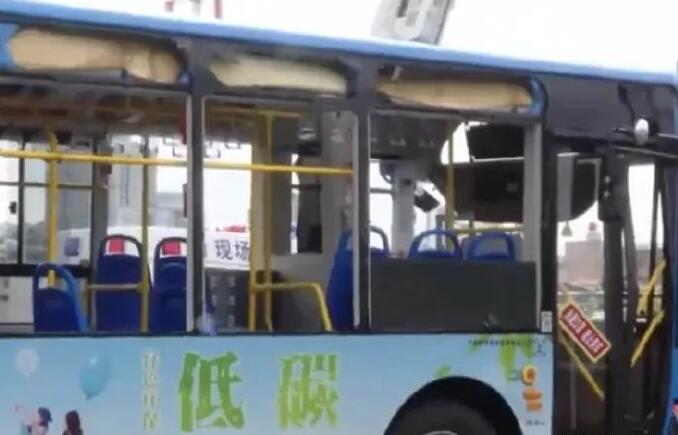 贵州公交坠湖事故已致21死 坠湖公交幸存者称 未发现司机异常,具体什么情况