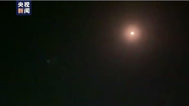 央视记者手机拍摄以色列空袭叙利亚 防空系统拦截空袭导弹