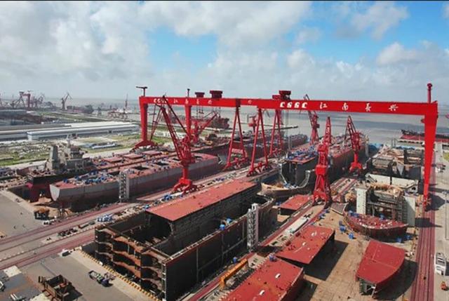 港媒:解放军加紧建造两条新型航母,2035年实力更上层楼