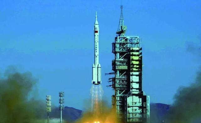 赵小棠上《极限挑战6》,单独撑伞被指不敬业,