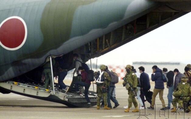 日本自卫队演练海外撤侨 动用军用运输机送侨民回国