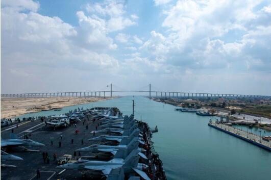 堵了10天 美军航母CVN-69终于通过苏伊士运河